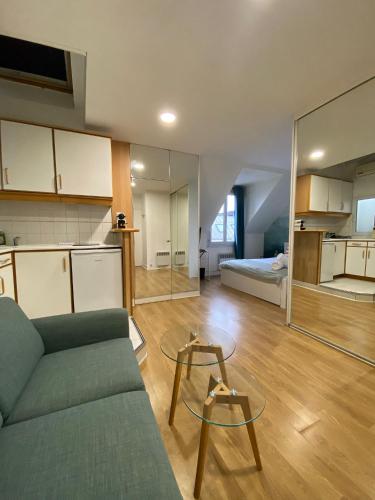 un salon avec un canapé et une table dans l'établissement Studio Opera Bourse, à Paris