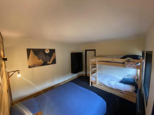 une chambre avec deux lits superposés dans une pièce dans l'établissement Les Glovettes pieds des pistes, à Villard-de-Lans
