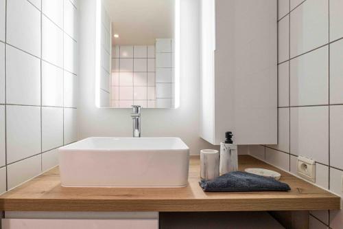 une salle de bain avec un lavabo blanc et un miroir dans l'établissement Le Picasso - Centre - Rue Piétonne - Annecy, à Annecy