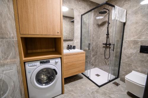 克拉尼斯卡戈拉Apartment Gorski Raj的配有洗衣机和淋浴的浴室