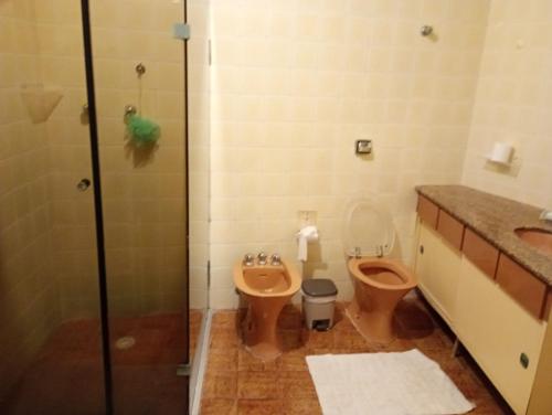 a bathroom with two toilets and a shower at PITANGUEIRAS LINDO FRENTE AO MAR 4 QUARTOs in Guarujá