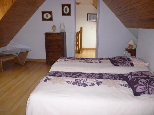 Ένα ή περισσότερα κρεβάτια σε δωμάτιο στο Les Gites de Kerroyal