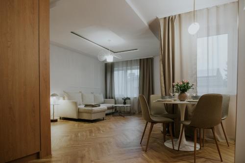 Posezení v ubytování Apartament Dwupoziomowy Butikowy Żmigrodzka, free parking, self check-in