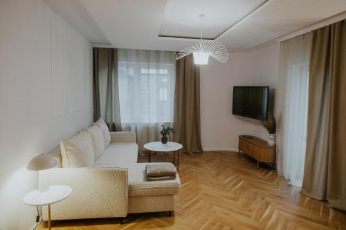TV a/nebo společenská místnost v ubytování Apartament Dwupoziomowy Butikowy Żmigrodzka, free parking, self check-in