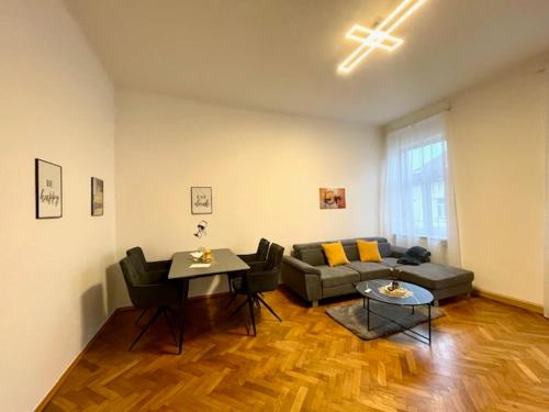 a living room with a couch and a table at Charmante Wohnung in Innenstadtlage in Graz