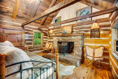 une chambre avec cheminée dans une cabane en rondins dans l'établissement Wagon Gap Trail: Lodge Lórien, à Canton