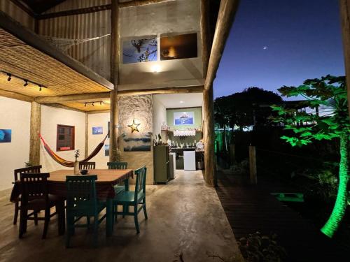 ein Esszimmer im Freien mit einem Tisch und Stühlen in der Unterkunft Noronha Pura Vida in Fernando de Noronha