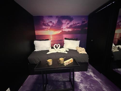 Cette chambre comprend un lit orné d'une peinture murale. dans l'établissement Nid d'amour, à Trouville-sur-Mer