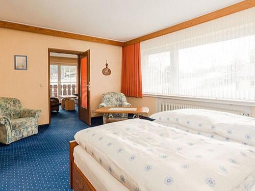 Una habitación de hotel con dos camas y una ventana. en Landhaus Behle, en Willingen