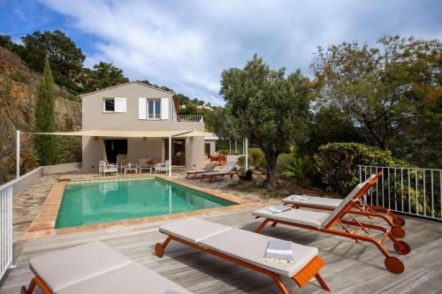 une villa avec piscine et une maison dans l'établissement Villa Mimosa, climatisée avec Piscine et Vue Mer pour 10 personnes à La Londe-Les-Maures, à La Londe-les-Maures
