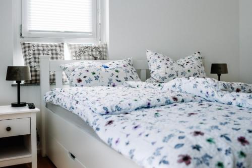 Ένα ή περισσότερα κρεβάτια σε δωμάτιο στο Schwarzwald Apartment mit Balkon-Garage-Aufzug