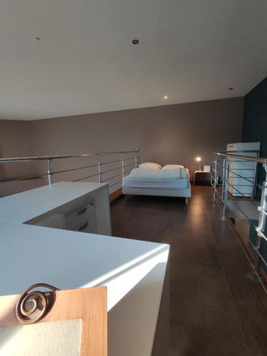 une chambre avec un lit dans le coin d'une pièce dans l'établissement Maison des Grézels, à Saint-Cybranet