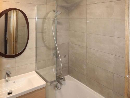 une salle de bain avec une douche, une baignoire et un lavabo dans l'établissement Appartement standing 6/7p avec piscine, sauna, hammam, wifi, animaux admis - Les Orres 1800 - FR-1-322-99, aux Orres