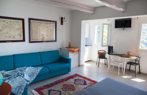 a living room with a blue couch and a table at Il Nettare in Riomaggiore