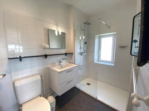 Koupelna v ubytování Maison bretonne à 200m de la mer à proximité de l'Ile Renote à Trégastel - Ref 76