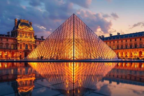 une pyramide devant un bâtiment au crépuscule dans l'établissement Sweett - Amiral de Coligny, à Paris