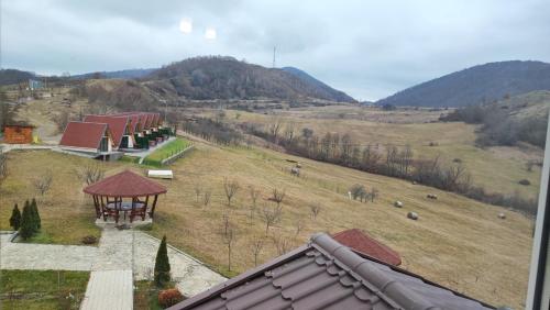 Vista generica sulle montagne o vista sulle montagne dall'interno dell'hotel