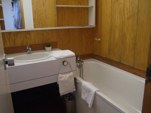 une salle de bain avec un lavabo et une baignoire dans l'établissement Charmant appartement à Méribel avec balcon et accès direct aux pistes - FR-1-355-36, à Méribel