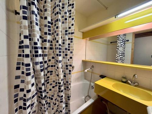 a bathroom with a sink and a shower curtain at Appt cosy 5 pers à La Plagne, proche pistes, animaux admis - FR-1-353-57 in La Plagne