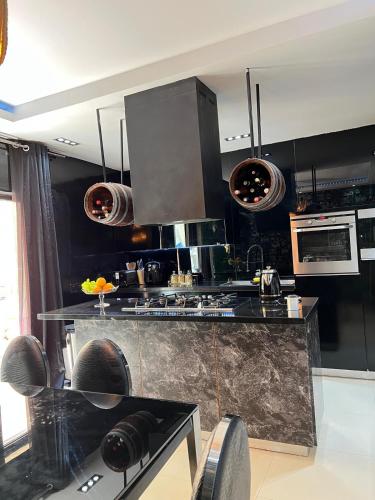 Una cocina con gabinetes negros y encimera. en 25 Immergrun House, en Taʼ l-Infetti
