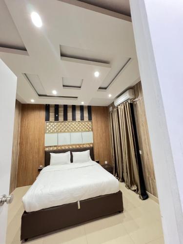 Un dormitorio con una cama grande en una habitación. en 25 Immergrun House, en Taʼ l-Infetti