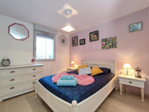 une chambre avec un lit et deux tables de nuit dans l'établissement Roseraie T2 Wifi Parking Clim, à Toulouse