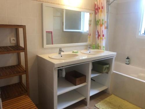 une salle de bain avec deux lavabos, un miroir et une baignoire dans l'établissement La Casa de Mymy 3 chambres Messanges, à Messanges