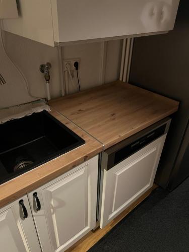 KemptenCityHostPlus-Unterkunft Charme im Denkmalにあるキッチンまたは簡易キッチン