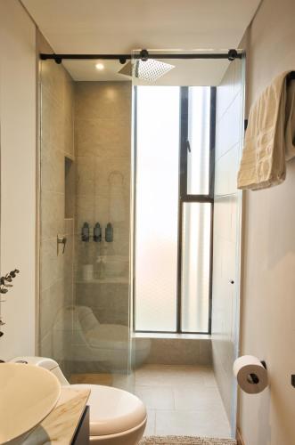 a bathroom with a shower and a toilet and a sink at HYPE STATES Cali in El Peñón