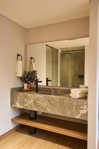 a bathroom with a marble sink and a mirror at HYPE STATES Cali in El Peñón