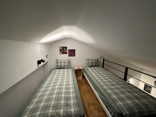 two beds in a room next to each other at Apartments Urban in Poreč