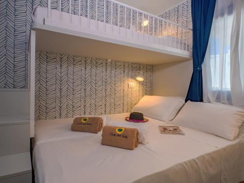 a bedroom with a bunk bed with two baskets at Club del Sole Tenuta Primero Grado Family Collection in Grado