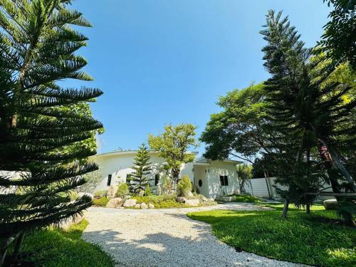 Сад в Space Villa Kan