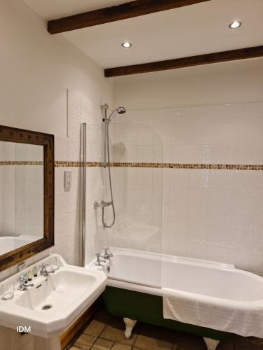 Bilik mandi di Broomhall Castle Hotel