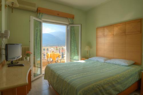 a bedroom with a bed and a window with a view at Hotel Kaikis in Kalabaka