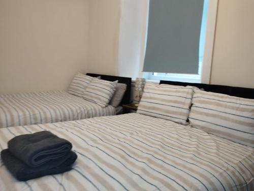 Postel nebo postele na pokoji v ubytování Flat in Central Edinburgh New Town , Lothian Road Heart of Edinburgh Flat Sleeps 6