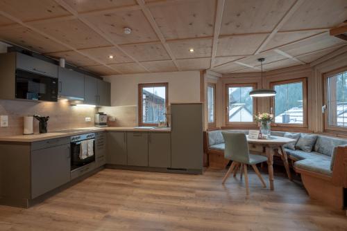 een keuken en woonkamer met een tafel en een bank bij Apart Wiesa in Kappl