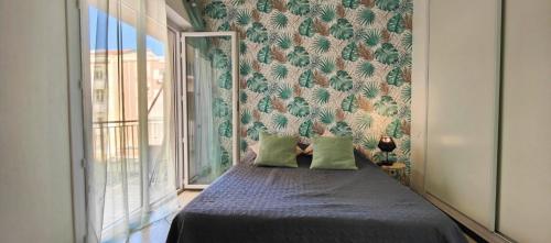 - un lit avec deux oreillers dans une chambre dotée d'une fenêtre dans l'établissement Cosy studio for 2, à Saint-Raphaël