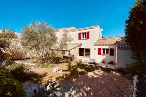 Bright house with garden near La Rochelle