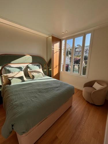 une chambre avec un grand lit et une fenêtre dans l'établissement Superbe appartement Art Déco avec roof top, à Cannes