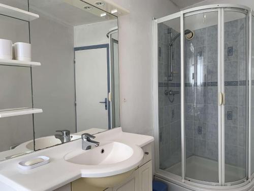 Kúpeľňa v ubytovaní Bel appartement avec WIFI, VUE MER face au port de plaisance à PERROS-GUIREC - Réf 838