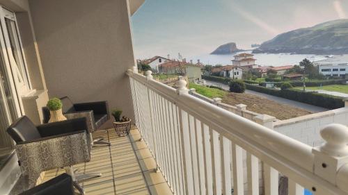 a balcony with a view of the ocean at Winahost Naveces La Bahía in OVD