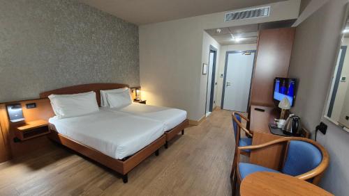 a hotel room with a bed and a tv in it at Hotel Le Cerbaie in Altopascio