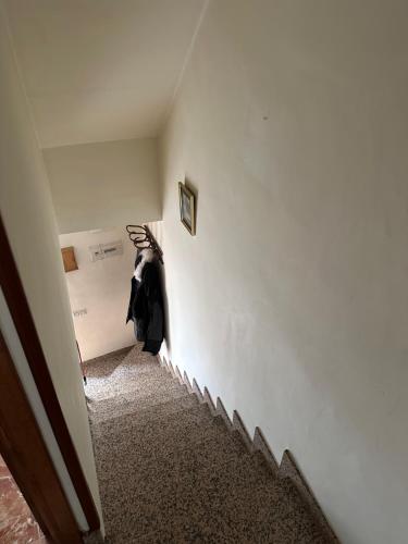 a stairway with a black jacket leaning against a wall at Casa caramujo in Quesada