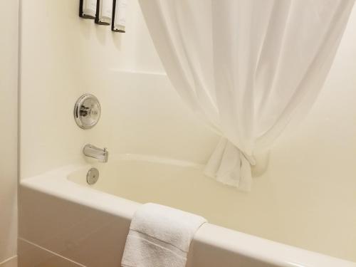Koupelna v ubytování Joys Inn Innisfail, AB