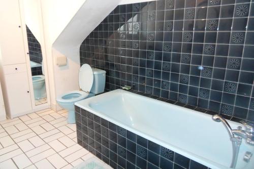 Ένα μπάνιο στο Maison ALIS 5 pièces 10 personnes à 100 mètres de la plage du Courégant