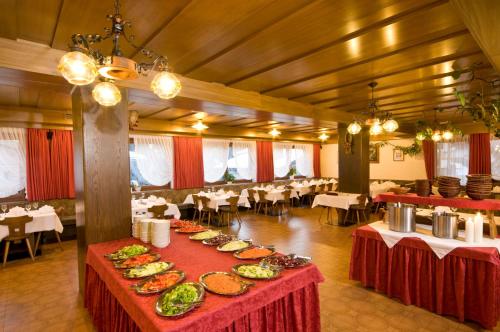 A restaurant or other place to eat at Hotel Pider
