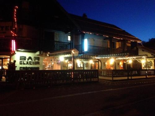 a building with lights in front of it at night at Hôtel les Vallois in Vallouise