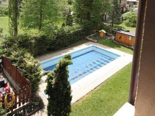 an overhead view of a swimming pool in a yard at Hôtel les Vallois in Vallouise