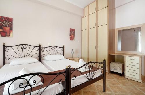 a bedroom with a bed and a dresser at Paradiso Verde in Lixouri
